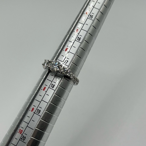 Moissanite ring - Picture 4 of 5